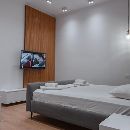 Britney'S Apartments Tirana Bagian luar foto