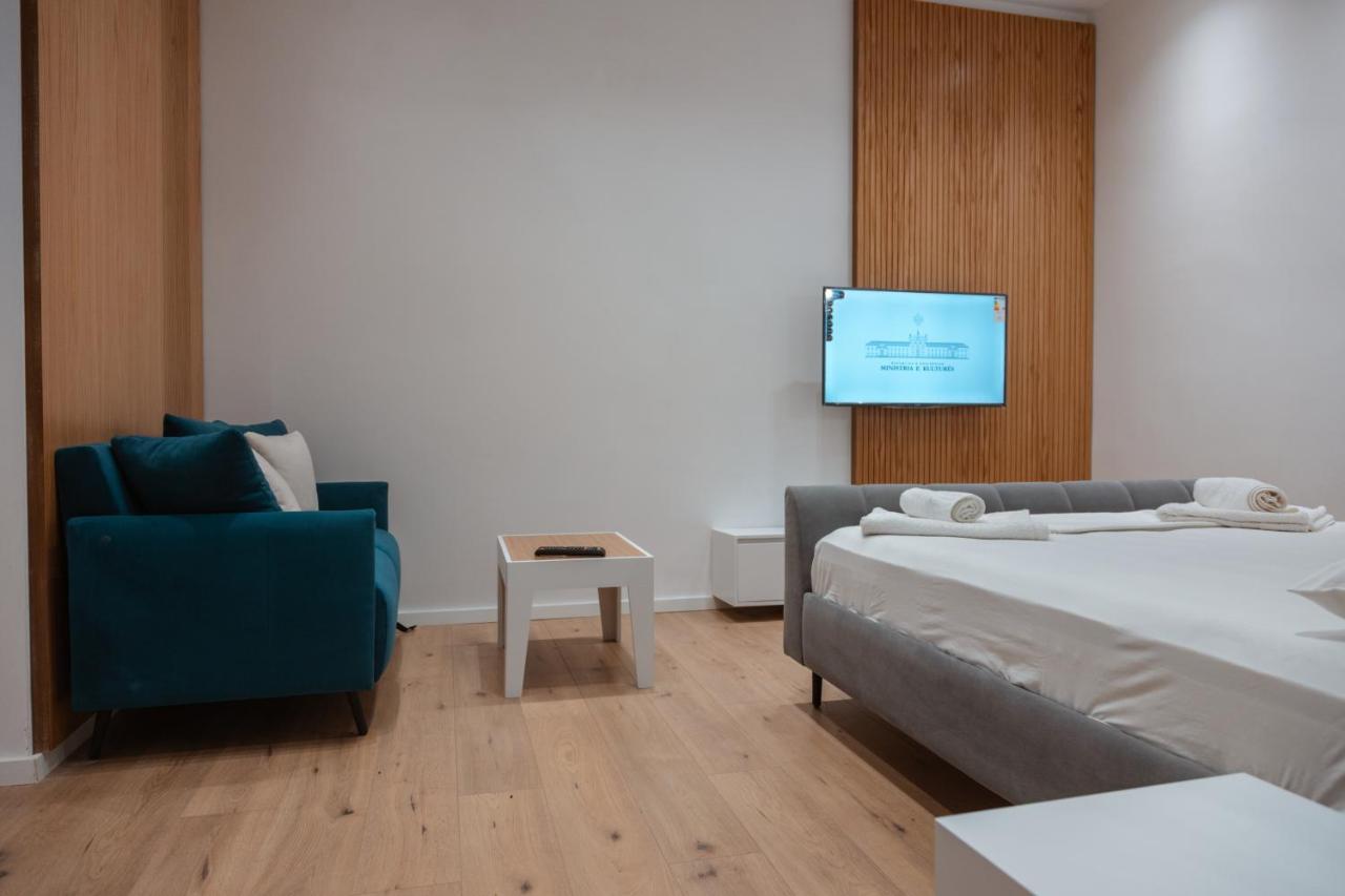 Britney'S Apartments Tirana Bagian luar foto