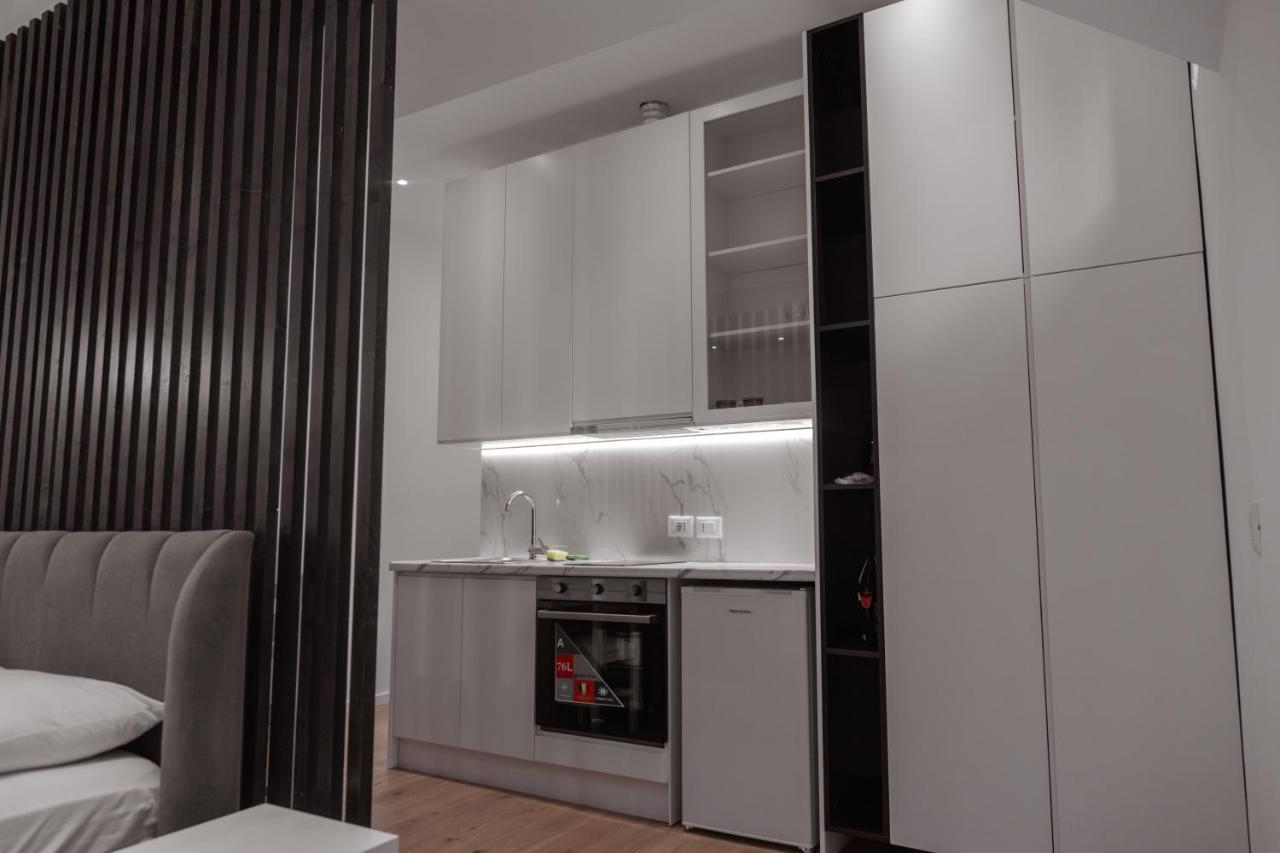 Britney'S Apartments Tirana Bagian luar foto